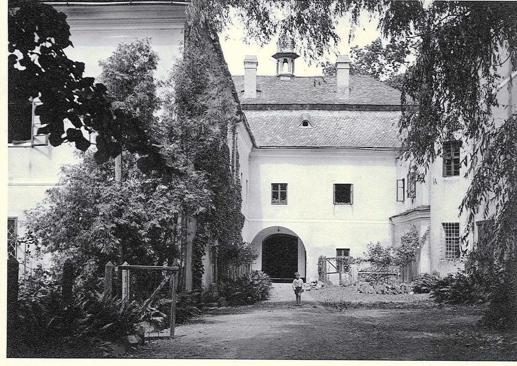 Položil kytice na hroby předků a také na hrob vedle kaple, který je zasvěcen jeho otci, jež je od roku 1945 nezvěstný a nevrátil se z války.