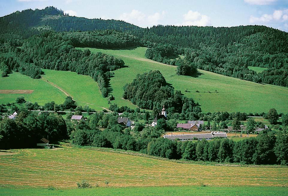 Olomoucko OKRES UMPERK 2 Petrovsk vrch (778 m n. m.) a obec Sobotín od severov chodu. 2 Turisté na hlavním hfibetu Králického SnûÏníku.