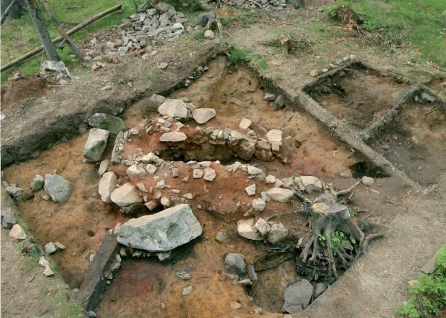 SKLÁŘSTVÍ Sklo je anorganický materiál vyrobený tavením skelné směsi: oxidu křemičitého (obsaženého v křemičitém písku), alkalických látek, které snižují vysokou teplotu tavení křemene (soda, draslo)