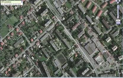 V detailu Karviná ZÚ (ISKO ) střed sídla, ulice Těreškovové, frekventovaná komunikace.