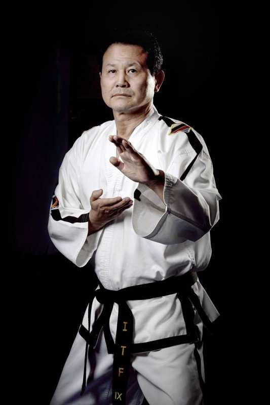 604 258 109, Internet : www.taekwondo.cz) ve 35 registrovaných školách. Dohled nad výukou v České republice má již od roku 1987 korejský velmistr HWANG HO YONG (9.