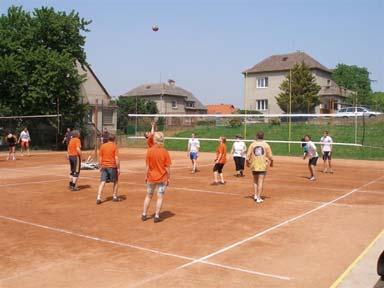 Pro příznivce sportovních aktivit probíhal turnaj ve volejbale smíšených družstev, turnaj v malé kopané a soutěž hasičských družstev. Vítězové soutěží si odnesli putovní poháry.