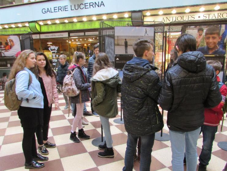 Výstava fotografií V pasáži Lucerna je malá výstavní plocha, na které bývají vystaveny práce s aktuálními tématy. Protože od naší školy je to kousek, dohodli jsme se, že v pátek 9.