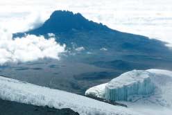 Kibo leûì uprost ed masivu a jeho souë st tvo Ì Uhuru Peak (5895 m), nejvyööì bod celèho Kili.
