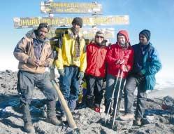 Periskop Na vrcholu Kilimandû ra Noc je dle oëek v nì chladn, r no jisk ivè. Vych zìme po stezce mezi balvany l vovèho pole k l vovèmu monumentu Lava Tower ve v öce 4600 m.