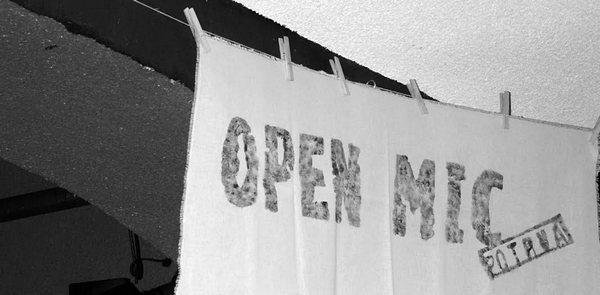 Doprovodný bulletin Open Micu POTRVÁ. K dostání zdarma na místě nebo na www.openmic.eu. Kde to je.
