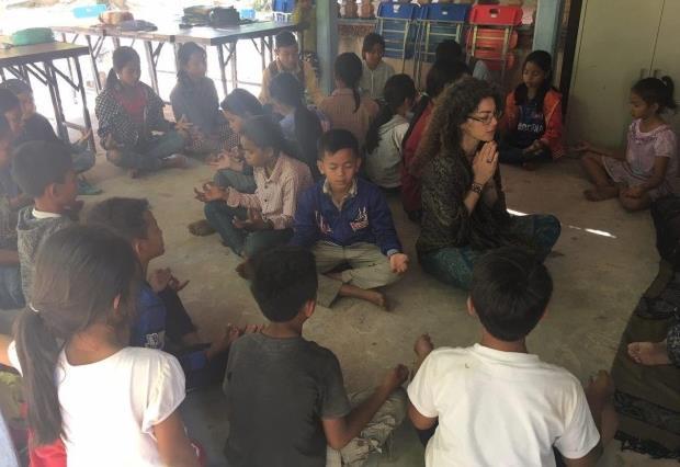 KRÁSNÉ ZÁŽITKY Během naší cesty do Kambodži jsme prožili mnoho krásných zážitků. Jeden z nich se stal v chudé vesnici nedaleko Siem Reap, kde jsme v místní škole uspořádali OM Chanting pro 25 dětí.