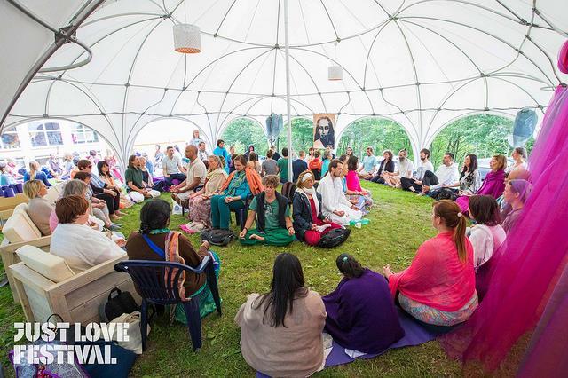 5. JÓGA A MEDITACE NA JUST LOVE FESTIVALU Náš nejočekávanější festival roku, Just Love Festival, je už téměř tady! Všichni jsme ponořeni do příprav a plánujeme posunout jógový stan na další úroveň.