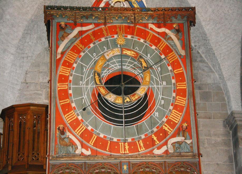 Astroláby středověkých orlojů Stralsund (1394) a dochovaná deska astrolábu v Doberanu (1390).
