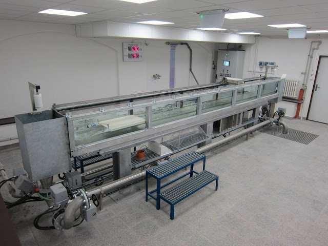 2 POPIS HYDRAULICKÉHO OKRUHU LABORATOŘE Hydrotechnická laboratoř se nachází v podzemních prostorách objektu školy a je situována ve dvou místnostech.