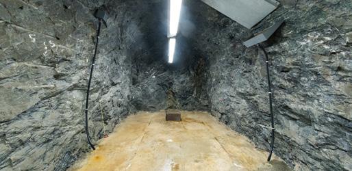 Jako podobná zařízení tohoto typu využívá již existující infrastrukturu podzemního díla. Podzemní prostory jsou lokalizovány v jižní části uranového ložiska Rožná, 12. patro jámy B-1.