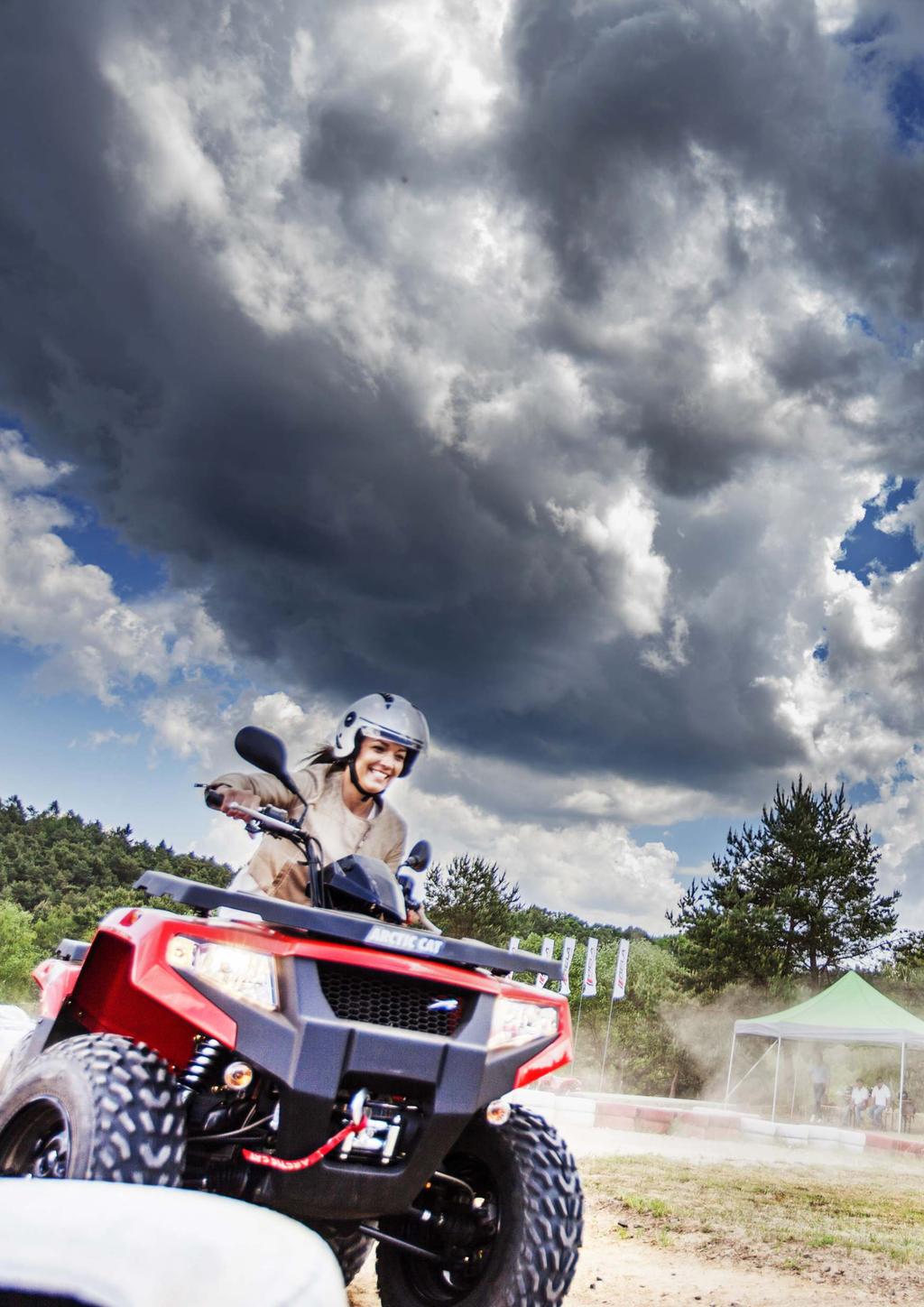 nejen přední tuzemské a evropské rallye týmy, ale také mnozí dakarští jezdci. Součástí areálu je zcela nový hotel Relax s vynikající kuchyní a kapacitou ubytování až 52 lůžek.