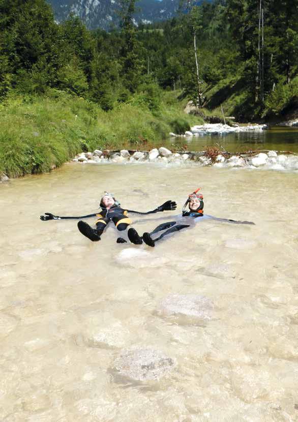 Pěší turistika s potápěčskými brýlemi 1 noc okouzlující vodní divy vysoko nad zemí & hluboko pod hladinou ochutnávka vody z Attersee Za jezerem Attersee je ukrytý pestrobarevný přírodní div, kaskády