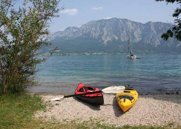 Dny na kajaku na tyrkysově modrém Attersee 2 noci 2 rů zná ubytování nezapomenutelné sportovní zážitky Jízda na kajaku, to je synonymum pro uvolnění!