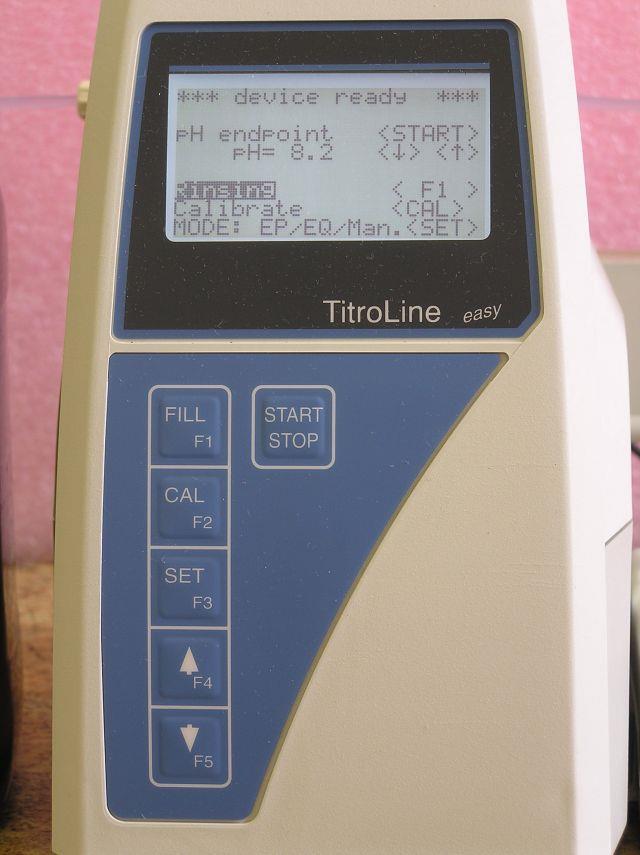 Obr. D 2: lávesnie a displej elektroniké jednotky titrátoru TitroLine Easy Obsluha automatiké pipety Tlačítko pístu pipety má 3 polohy ( horní, první dolní a druhou dolní ).