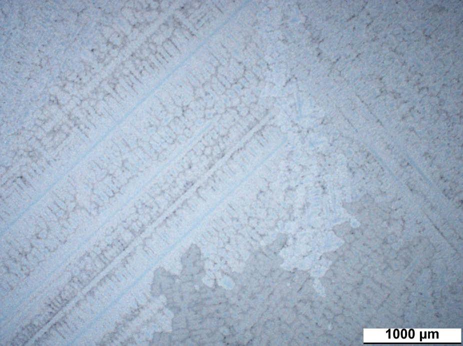 diamantovou pastou o zrnitosti 1 µm. Pro zviditelnění struktury bylo následně použito chemické leptadlo, kdy leptadlem byl roztok (40 ml HNO₃ s 30 ml HF).