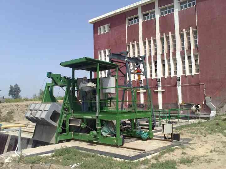automatic control by computer, hydraulic rake opening and closing, rake pulled by a three-rope