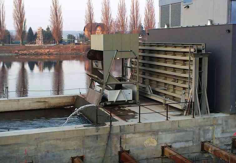 on truck, and upper and lower sluice valves.