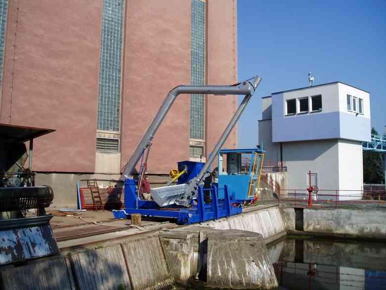 Kostomlátky Cleaning machine of trash
