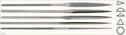 výrazem nádlfajle, tvary a průřezy shodné s normálními pilníky, ale podstatně menších velikostí, drobných rozměrů, jemných seků.