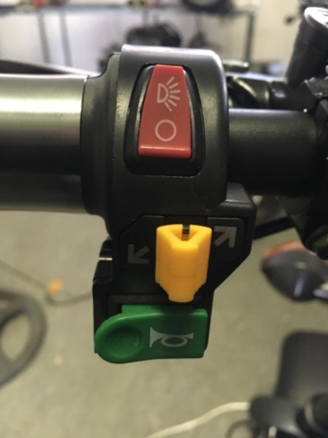 Detail levého ovládání Zelené tlačítko klakson Oranžové