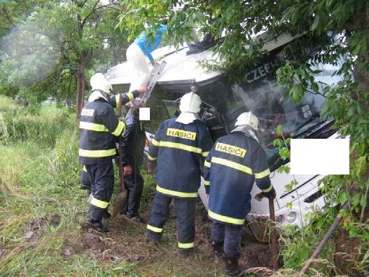 Venku stojící kamion byl tlakovou vlnou odmrštěn na vedle stojící výrobní halu.