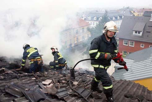 Při požáru došlo k nadýchání zplodin hoření u jednoho zaměstnance a jednoho příslušníka HZS Praha. Požárem došlo k poškození uskladněných dílů svítidel a izolace a stavební části budovy.