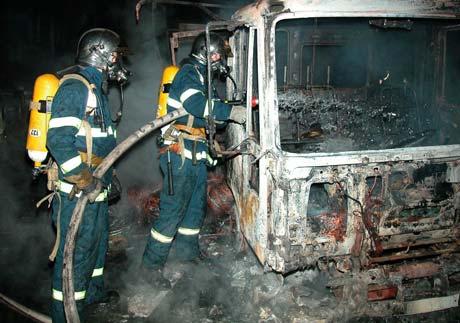 Požárem byly dva vozy Avia a vůz Iveco zcela zničeny. Příčina vzniku požáru byla předmětem došetření v dopoledních hodinách dne 28.5.2005 jednalo se o technickou závadu na voze Iveco. HTUhttp://www.