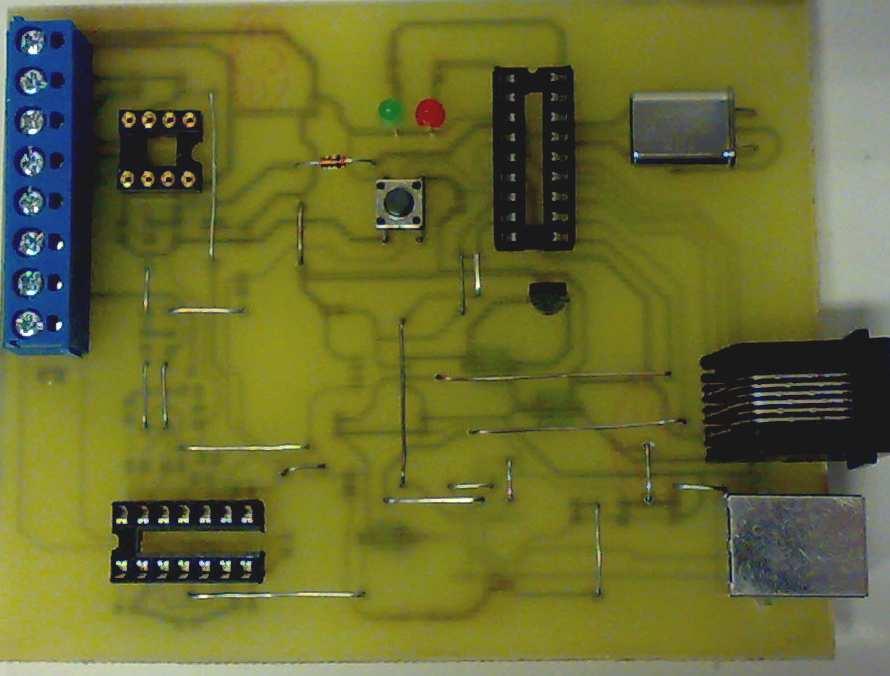 Obr. 4.3: Osazená testovací DPS Deska je připojena na symetrické napájení + 5 V, - 5 V, 0 V. K napájení mi sloužil laboratorní zdroj Agilent.