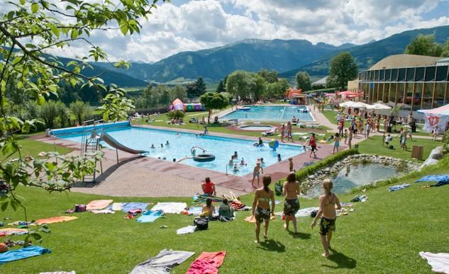 karty Koupaliště Badeinsel Tamsweg venkovní i vnitřní bazény, skluzavky, sauna, minigolf, plážový volejbal, 6 bazénů a 80