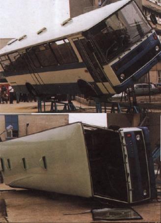 Obr. 5 Převrácení autobusu Karosa (vlevo). (5), Obr. 6 Schéma zkoušky pevnosti karoserie autobusu převrácením (vpravo).