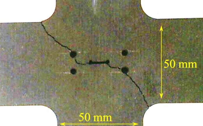 6: Porušení křížového tělesa z kvazikřehkého Gilsocarbon grafitu (převzato z [9]) Parametry zachycené odezvy zkušebního zařízení během reálného experimentu jsou zatím dvojího typu (síla a CMOD).