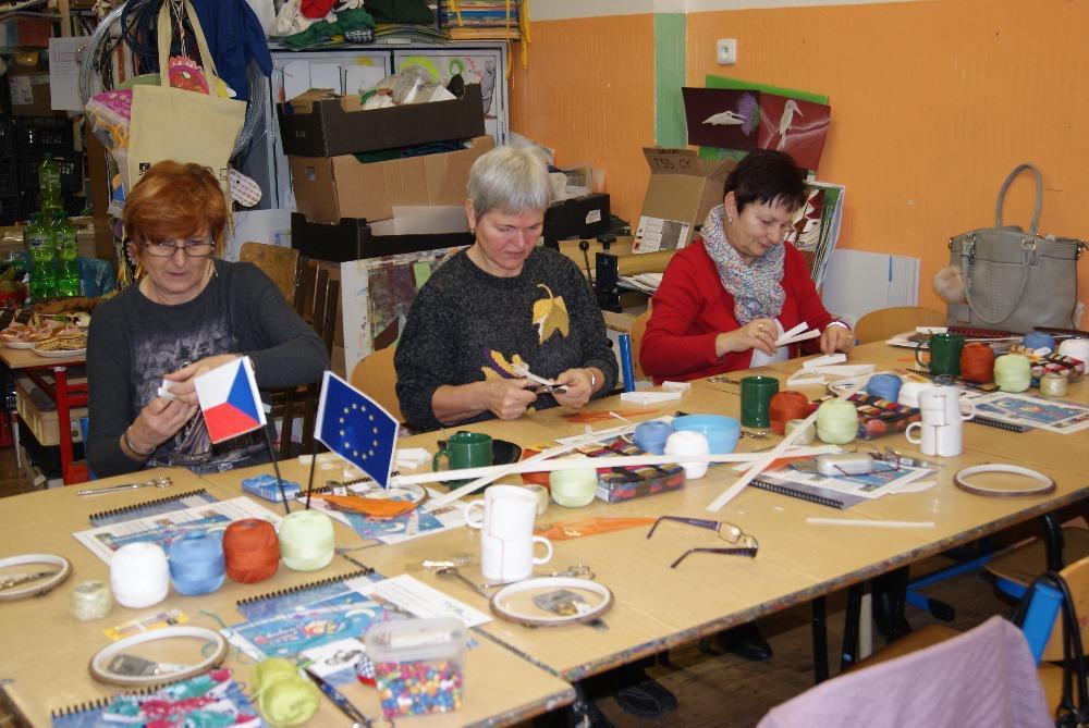 Semináře pro pedagogické pracovníky - spolupráce s Jihočeským krajem Odbor životního prostředí -využívání nezávadného odpadového materiálu z výrobních firem ve výtvarném umění s přenesením získaných