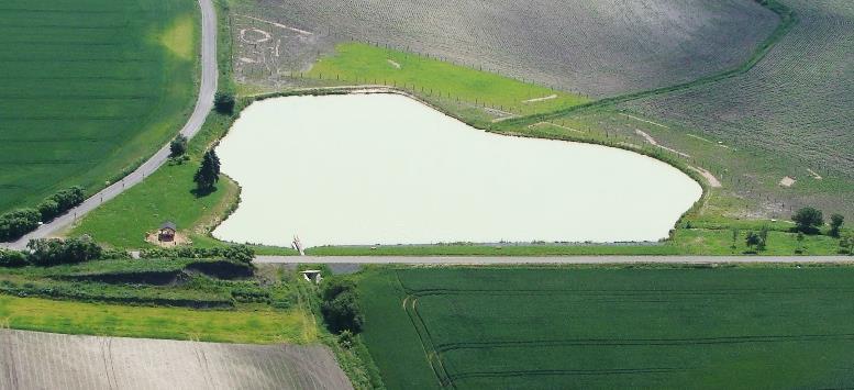 Koruna hráze a část svahu je zpevněna ohumusováním a osetím, část svahu pod hladinou je opevněna pohozem z makadamu.