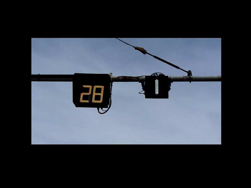 56) Do elektricky ovládaných vrat, která jsou vybavena signalizací (oranžovým majáčkem), smí řidič tramvaje vjet: až po úplném otevření vrat a po zhasnutí signalizace až po úplném otevření vrat, na