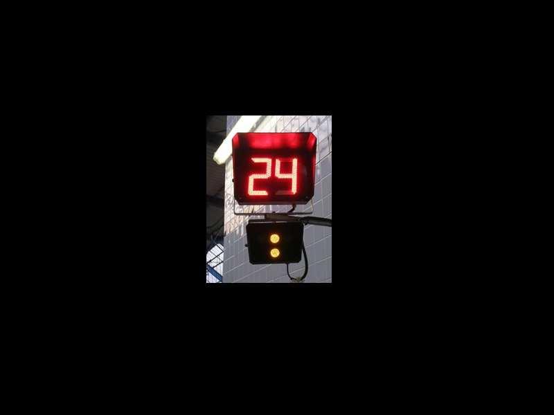 Jaký je správný postup řidiče při výjezdu z mycího rámu na 24. koleji ve vozovně Pankrác, pokud na segmentové lampě světelné signalizace svítí červené číslo 24 nebo c) 25?