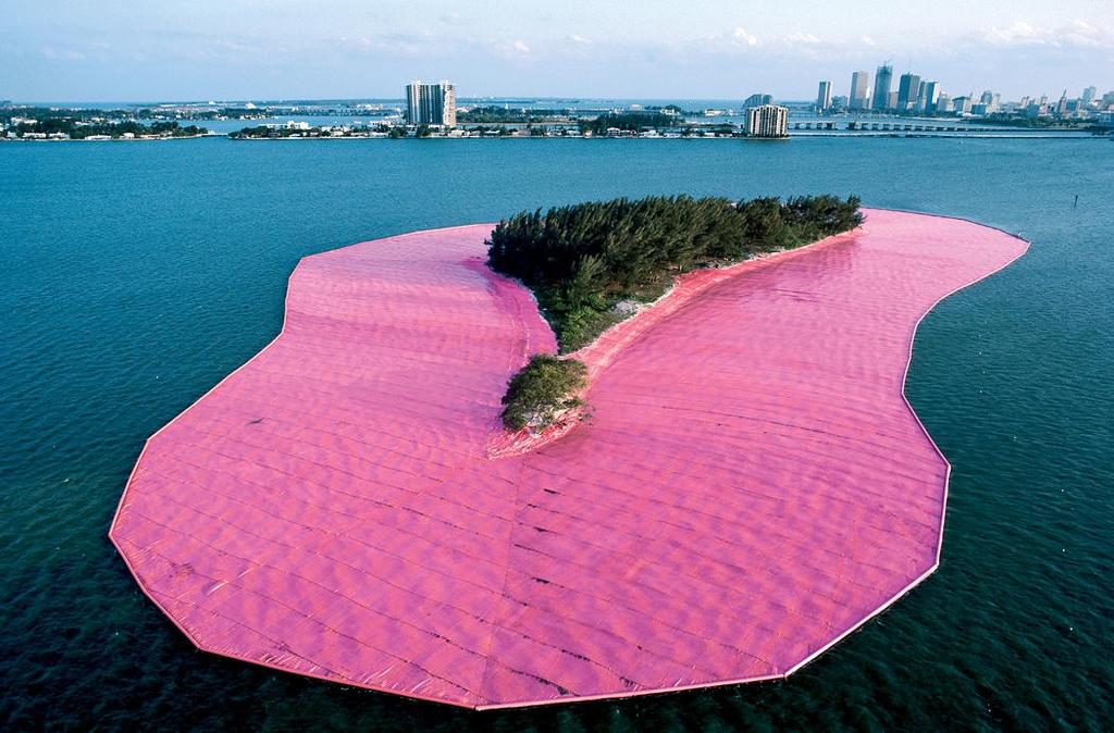 plovoucí růžovou polypropylenovou fólií pokrývající povrch vody a vystupující z