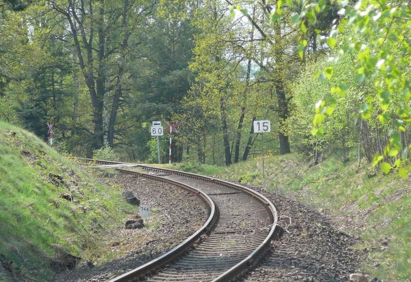 Obr. 2: Přejezd P 3376, pohled ve směru od České Lípy (směrový oblouk v zářezu) Obr.