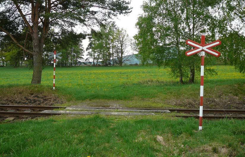 Snížená rychlost na 40 km/h vzhledem ke špatným rozhledovým poměrům z důvodu vedení tratě v zářezu. Obr.