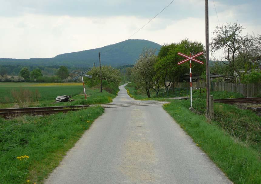 Možná opatření ke zvýšení traťové rychlosti: úprava zeleně v blízkosti komunikace zabezpečení přejezdu přejezdovým zabezpečovacím zařízením