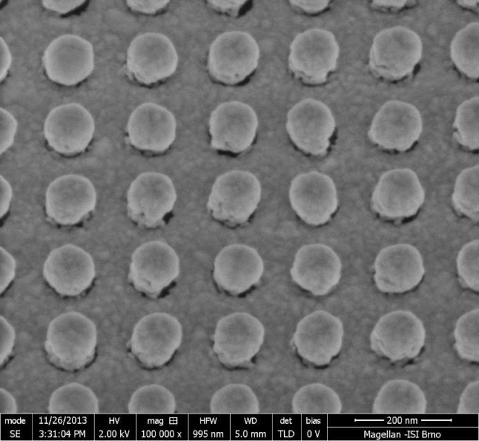 Obr. 18 Struktura plazmonů měřena na SEM pod úhlem 30, metoda naprašování, bez rozdělení oblastí s dávkou 520 µc/cm 2, D 107 nm, g 68 nm (vlevo), metoda napařování s