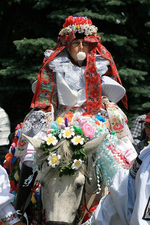 The Ride of Kings The ride of the Kings consists of legrut boys in costumes on horses, who accompany the kinga young boy holding a rose in his mouth.