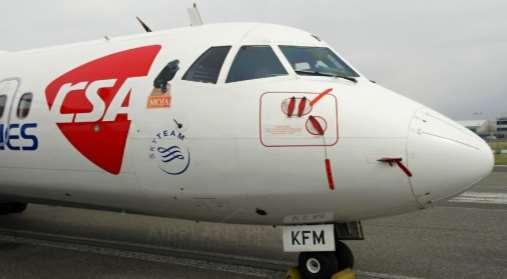 Přehled o událostech v obchodní letecké dopravě Incident ATR 42-500 - pokračování Po přistání na LKPR a kontrole byla na snímači statického tlaku na pravé přední části trupu zjištěna záslepka v