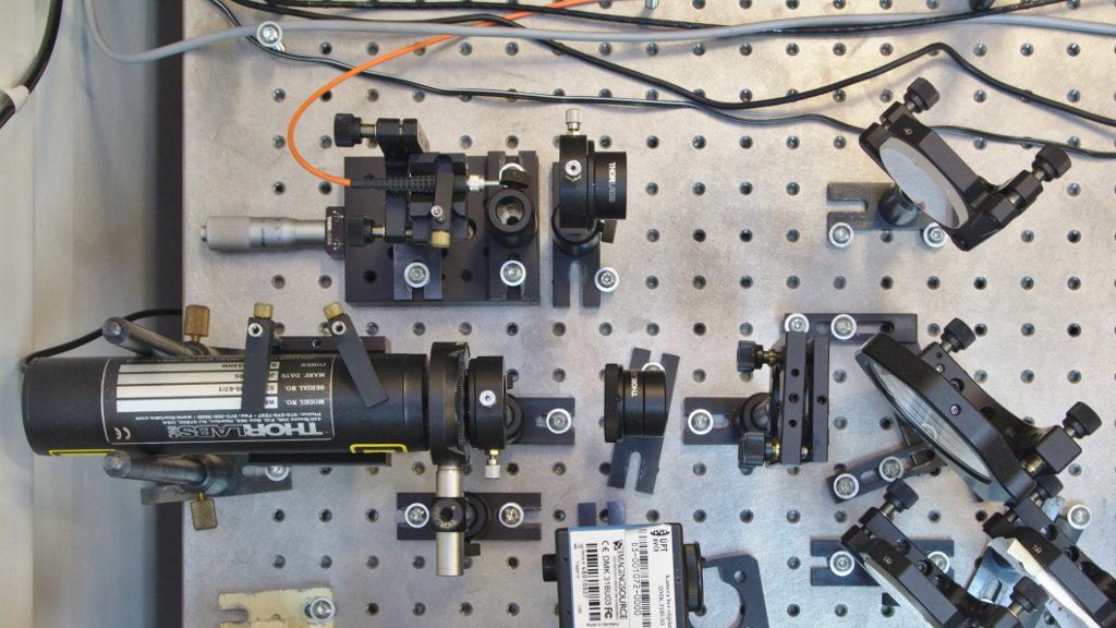 6.2. REALIZACE SESTAVY vlákno konec vlákna čočka zrcadlo HeNe laser λ/2 deska čočka clona čočka polopr. zrcadlo Obrázek 6.7: Fotografie zdroje světla pro interferometr.