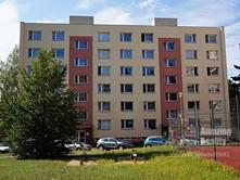 parkety v ložnici. K bytu náleží dva sklepní prostory.