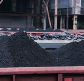 důlních pater, které jsou zpřístupněny systémem směrných chodeb. Uhlí se těží od vnější k vnitřní hranici porubu. Porubem se nazývá důlní dílo, ve kterém se uhlí dobývá.