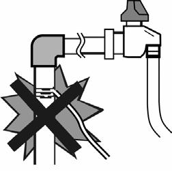 Neupevňujte napájecí kabel pomocí předmětů s ostrými hranami, abyste zabránili poškození napájecího kabelu a probíjení elektrického proudu.