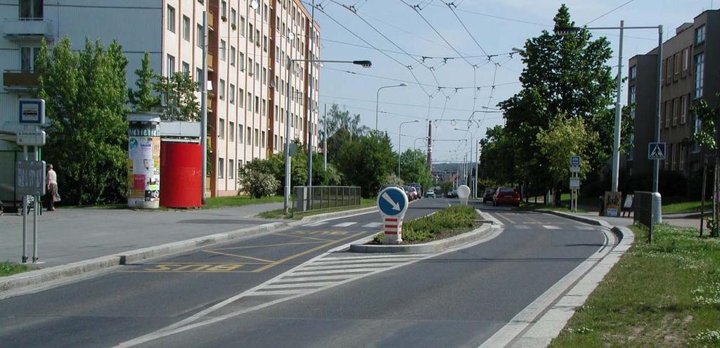 Zásady zklidňování dopravy na místních komunikacích jednoznačné funkčnírozdělení uličních a dopravních ploch, dostatečně široké boční prostory (mimo vozovku), šířky jízdních pruhů nesmějí být