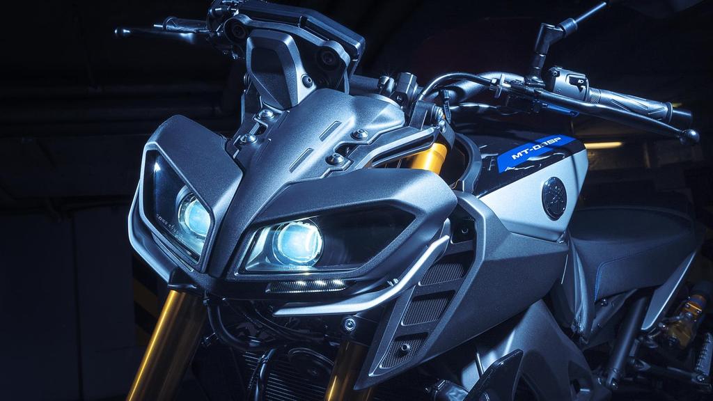 Agresivní dvojité LED světlomety je opatřen sestavou dvojitých světlometů s agresivním designem, které dodávají tomuto nejprodávanějšímu motocyklu řady Hyper Naked drsnější vzhled.