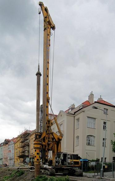 Obr. 4-4: Vrtná souprava Bauer BG 18 H [15] 4.2.2. Pažiny Pažiny tvoří výplň mezi záporami, která odolává zemnímu tlaku.